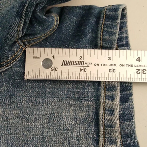 CATO DISTRESSED DENIM 4 POCKET 3" STRETCH MIDRISE JEAN SHORTS - Picture 4 of 5